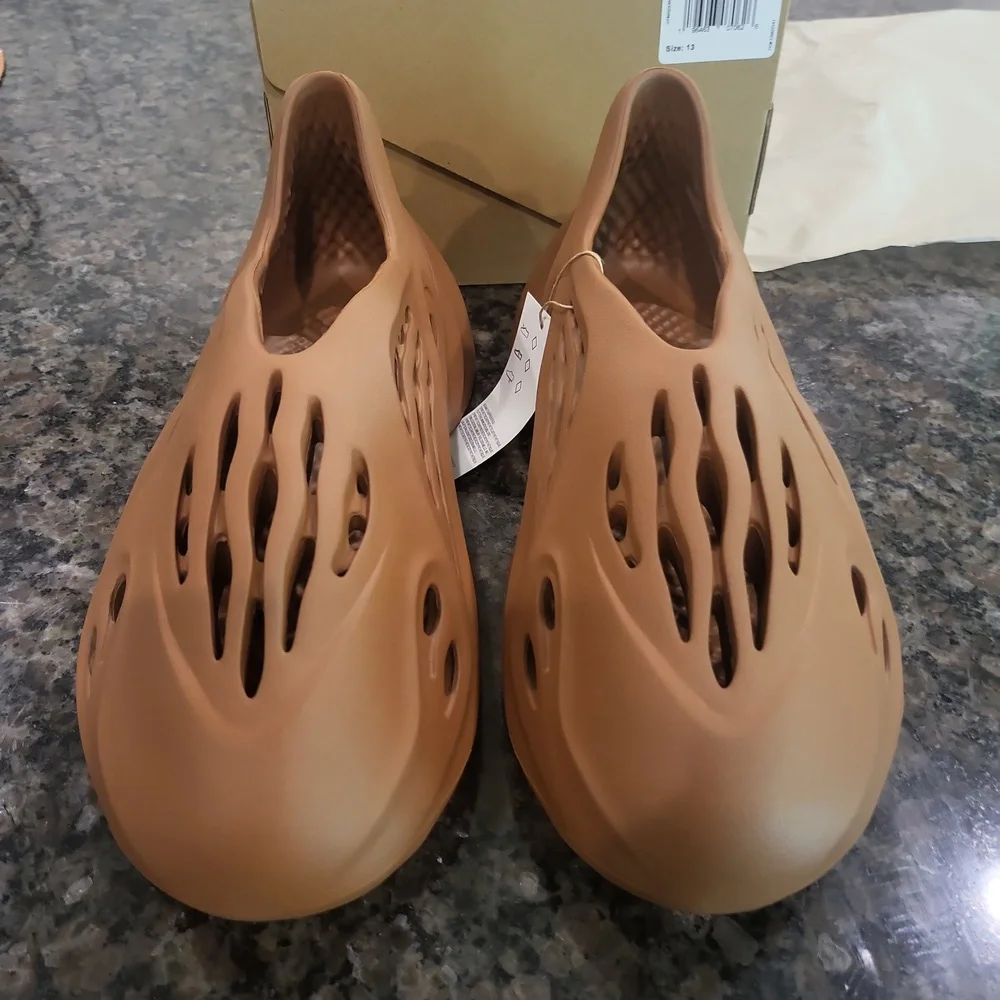 Yeezy Foam RNR - Picture 2 of 9